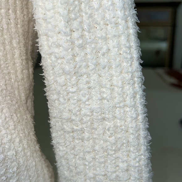 Thick Ribbed Cropped Sweater - Picture 9 of 15